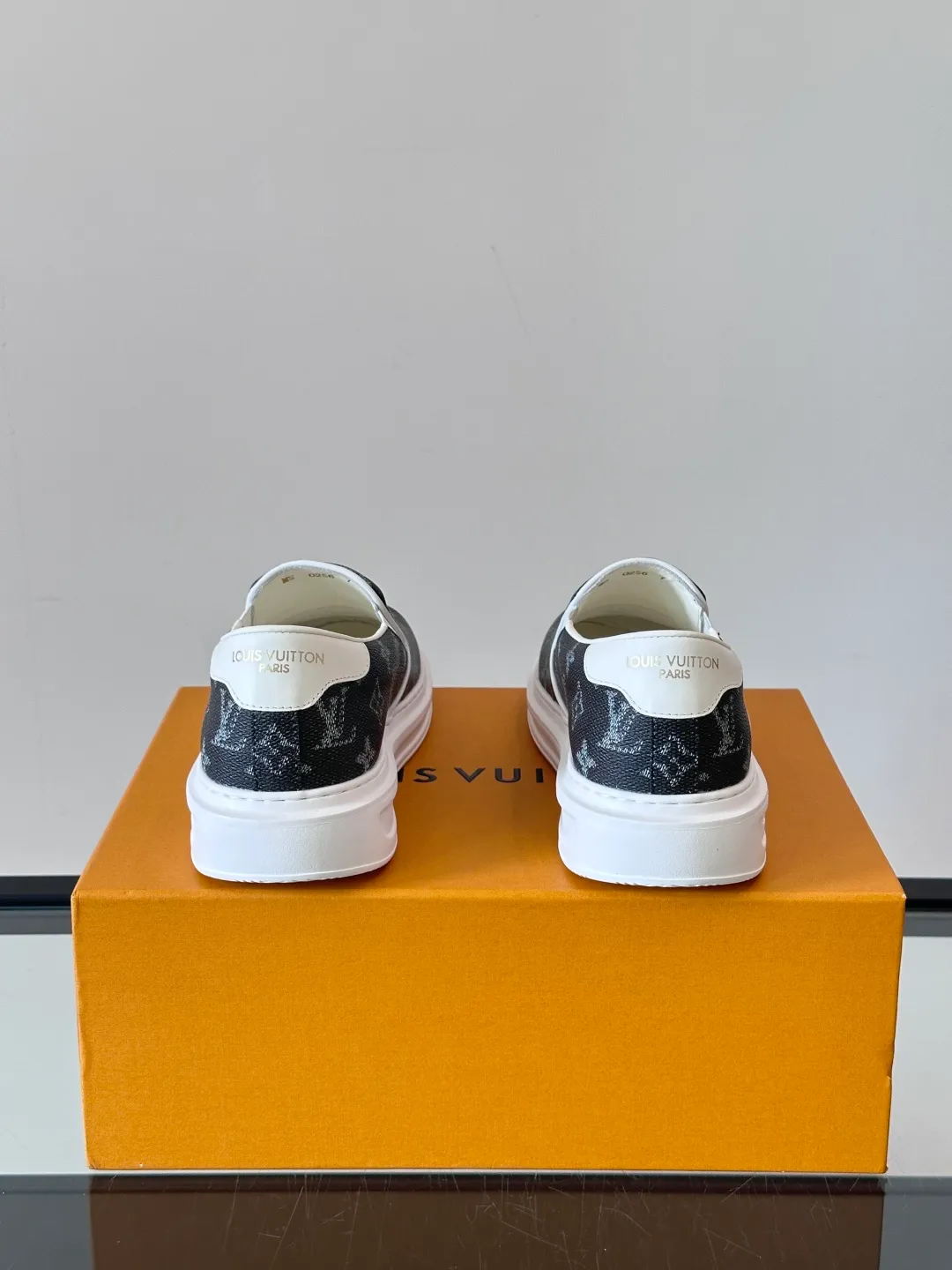 Men's shoes 💰p360 "LOUIS VUITTO＊" Classic presbyopic slip-on loafers are made of classic Damier Gra men's shoes 💰phite canvas, with LV logo embellishment on the shoe body, leather straps decorated with LV metal logo buckles, smooth calf leather trim, and Monogram flower rubber outsole, full of youthful vitality and elegance. Blake craftsmanship and hand-stitched uppers cleverly establish recognition, and the standard sheepskin lining provides a comfortable and soft foot feel! Size: 38-44